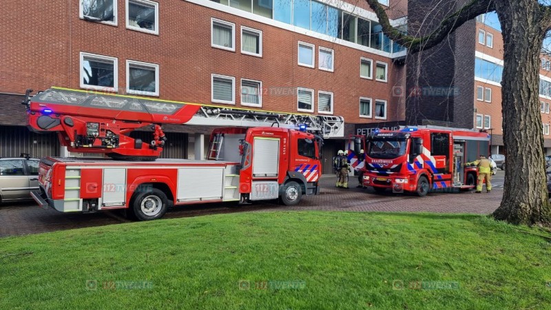 Flatbrand in Hengelo: &eacute;&eacute;n persoon naar het ziekenhuis