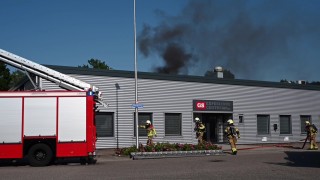 Brand bij bedrijfspand in Vriezenveen veroorzaakt rookontwikkeling