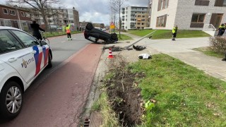 Auto slaat over kop bij ongeval in Enschede