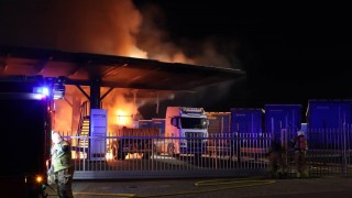 Vrachtwagenbrand op industrieterrein in Oldenzaal