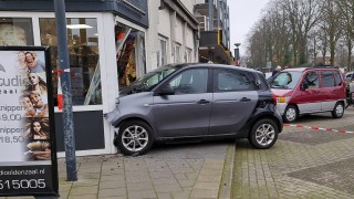 Auto rijdt kapperszaak binnen in Oldenzaal
