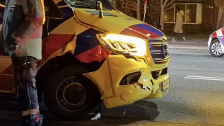 Auto en ambulance botsen in Hengelo