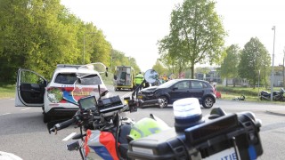 Auto en motor botsen in Nijverdal: twee gewonden