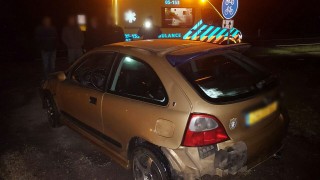 Auto raakt van de weg in Albergen, bestuurder gewond