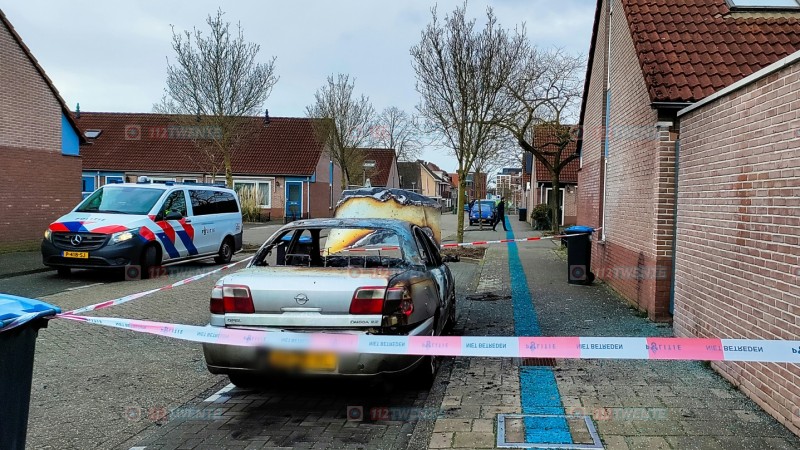 Politie onderzoekt autobrand in Enschede