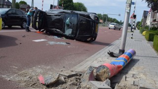 Auto op de kant na ongeval in Daarlerveen