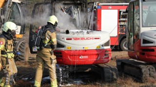 Minikraan gaat in vlammen op in Rijssen, politie onderzoekt brandstichting