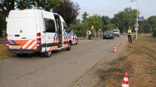 Auto en fietser botsen in Markelo, politie doet onderzoek