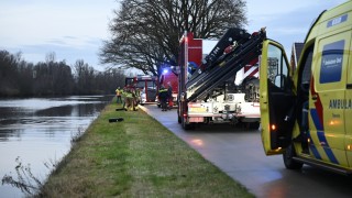 Hulpdiensten rukken massaal uit voor twee autobanden in het water in Aadorp