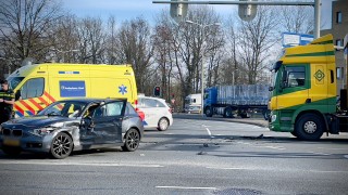 Gewonde bij aanrijding tussen vrachtwagen en auto op kruising in Oldenzaal