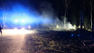 Brandweer blust brand in bosperceel bij Rijssen