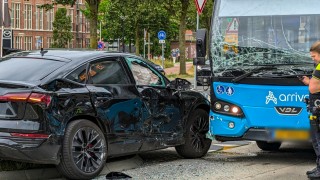 Ravage bij aanrijding met stadsbus in Enschede