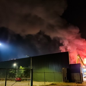 Grote brand bij metaalhandel in Hengelo, rook- en Enschede — 112Twente.nl