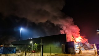 Grote brand bij metaalhandel in Hengelo, rook- en stankoverlast in Enschede