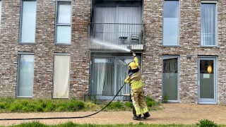 Brandweer blust brand op balkon in Oldenzaal