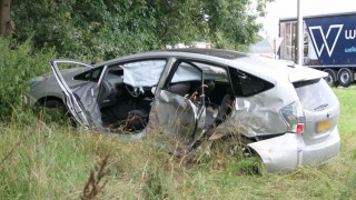Auto botst met vrachtwagen op de A1 bij Holten, brandweer bevrijdt inzittenden