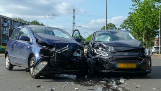 Auto's botsen in Enschede, weg bezaaid met onderdelen