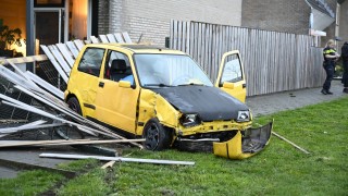Ravage na ongeval in Almelo: auto rijdt tuin binnen
