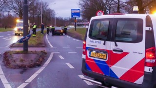 Auto en busje botsen in Enschede, &eacute;&eacute;n persoon gewond