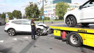 Twee auto's botsen op kruising in Almelo