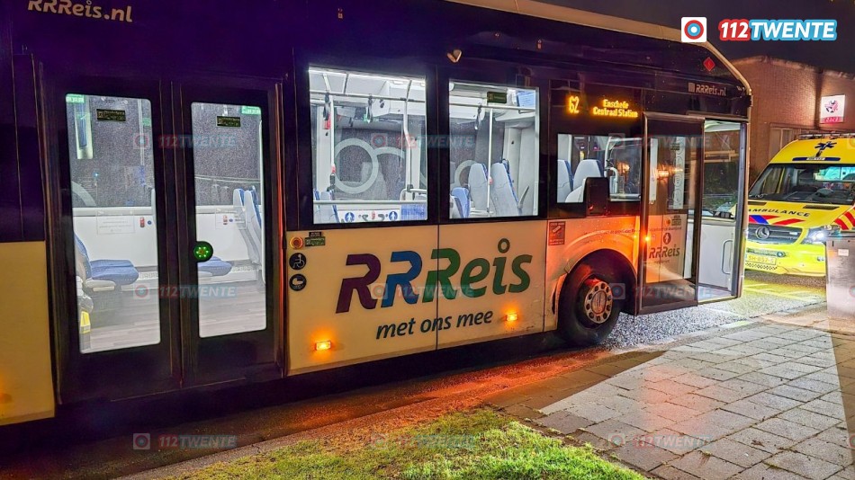Auto en stadsbus botsen in Enschede
