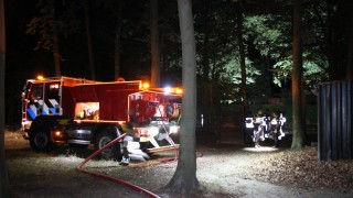 Brandweer blust bosbrand in Rijssen, brand mogelijk aangestoken
