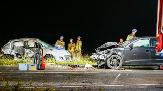 Drie gewonden bij ernstige frontale aanrijding in Almelo, traumahelikopter ingezet