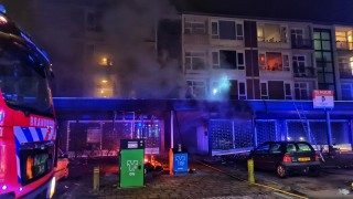 Enorme schade bij brand flatgebouw Enschede, bewoners op balkons