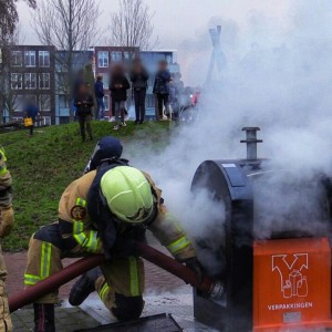 Aan de Laaresstraat in Enschede werd ook een containerbrand geblust