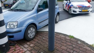 Automobiliste botst op verkeerslicht in Enschede