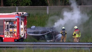 Auto vliegt in brand na zware aanrijding op de A35 bij Enschede