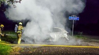 Auto gaat in vlammen op in Hengelo