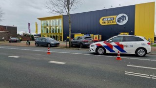 Automobilist bost op geparkeerde auto's in Hengelo, vuurwapen in beslag genomen