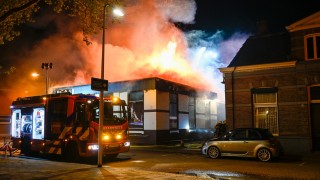 Grote uitslaande brand verwoest supporterscaf&eacute; in Almelo