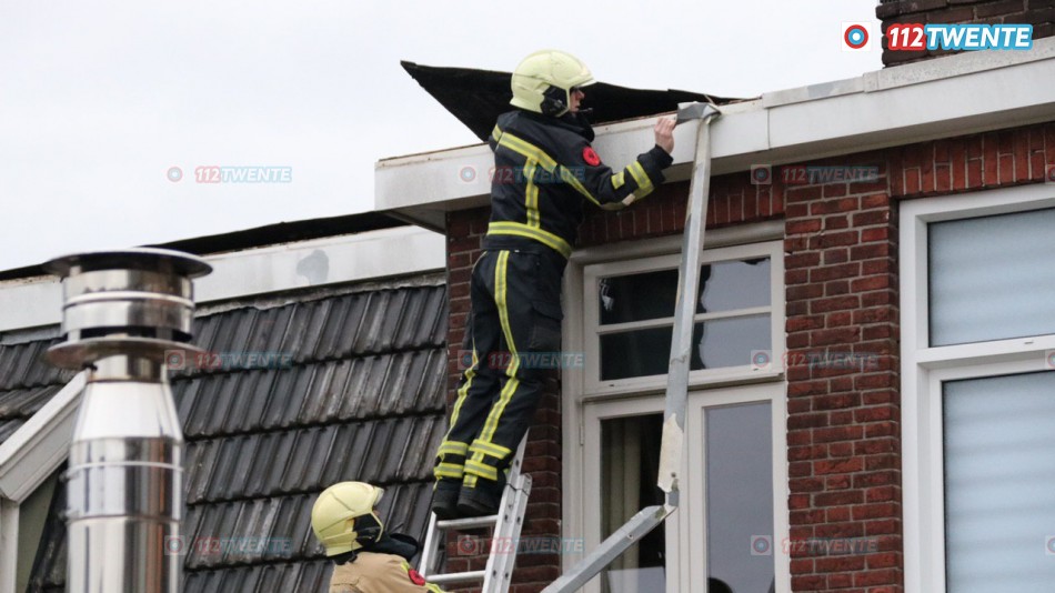 Aan de Berkstraat in Oldenzaal voerde de brandweer een noodrepatie uit aan een dak