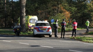 Wielrenner met spoed naar het ziekenhuis na aanrijding in Hellendoorn