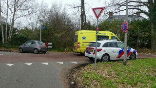 Auto botst met fietsster in Enschede