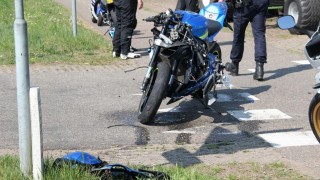 Motorrijder met spoed naar het ziekenhuis na aanrijding in Bornerbroek