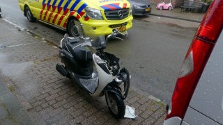 Scooterrijder ramt auto's in Enschede