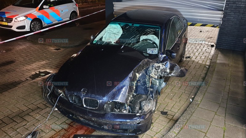 Auto rijdt dwars door magazijn van supermarkt in Enschede, politie doet onderzoek