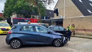 Auto botst tegen muur in Enschede&nbsp;