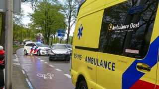 Auto's botsen op de singel in Enschede, weg bezaaid met brokstukken