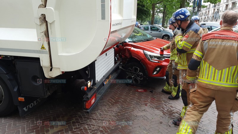 Automobilist rijdt zich vast tussen vuilniswagen en paaltje in Enschede