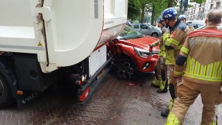 Automobilist rijdt zich vast tussen vuilniswagen en paaltje in Enschede