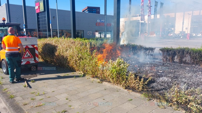 Onkruidbestrijding gaat mis in Enschede: bosschage vliegt in brand