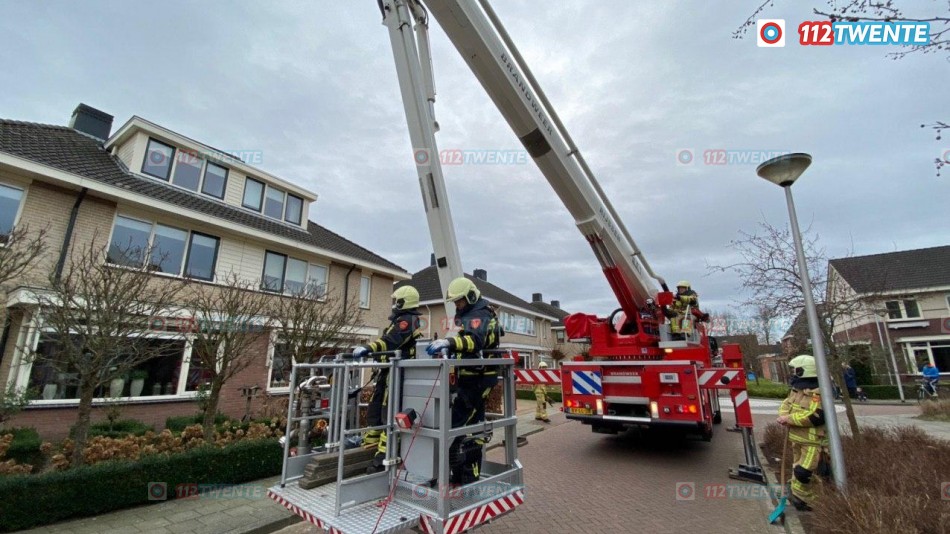 Dakleer van een dakkapel schoot los in Nijverdal, de brandweer schoot te hulp