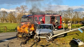 Auto vliegt in brand bij ernstige aanrijding op de N734 tussen Oldenzaal en Losser