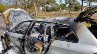 Auto brand volledig uit in Bruinehaar