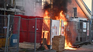 Brandweer blust containerbrand in Vroomshoop