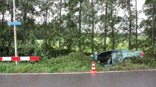 Auto vliegt van de weg en raakt bomen in Diepenheim